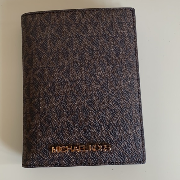 MICHAEL KORS PASSPORT HOLDER NWT - Picture 5 of 6